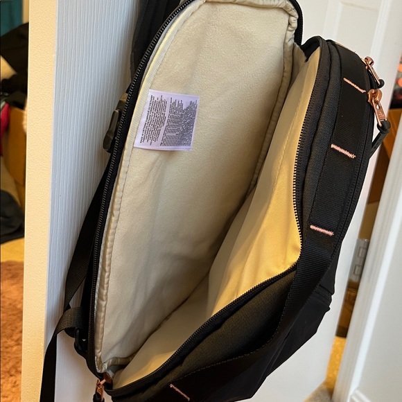 The North Face Isabella Sling Bag - Picture 4 of 5